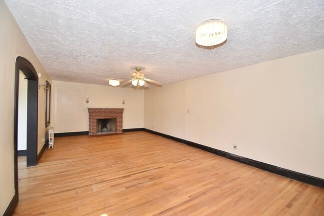 Building Photo - 582 Springfield St