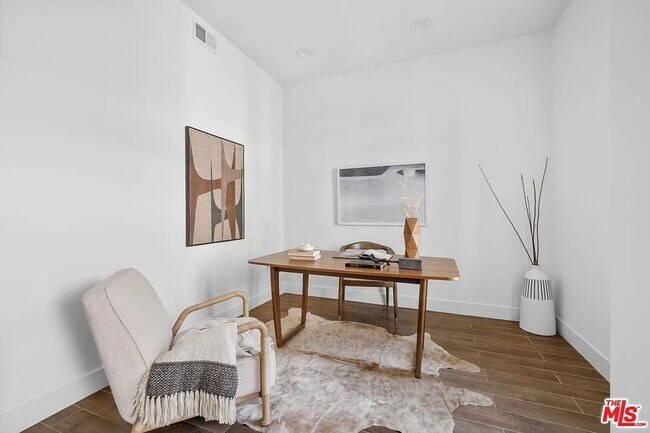 Building Photo - Beautiful Playa Vista Home With In Unit La...