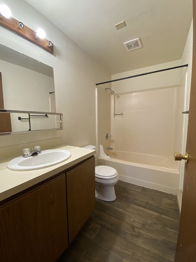 Building Photo - Charming 2-Bed Gem in Bellingham – Central...