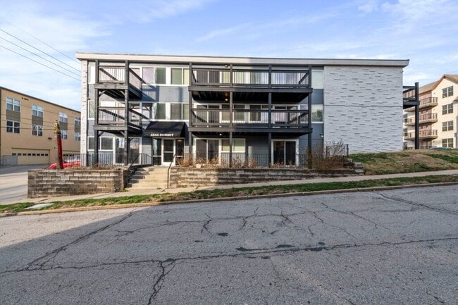 Building Photo - SUMMIT 46