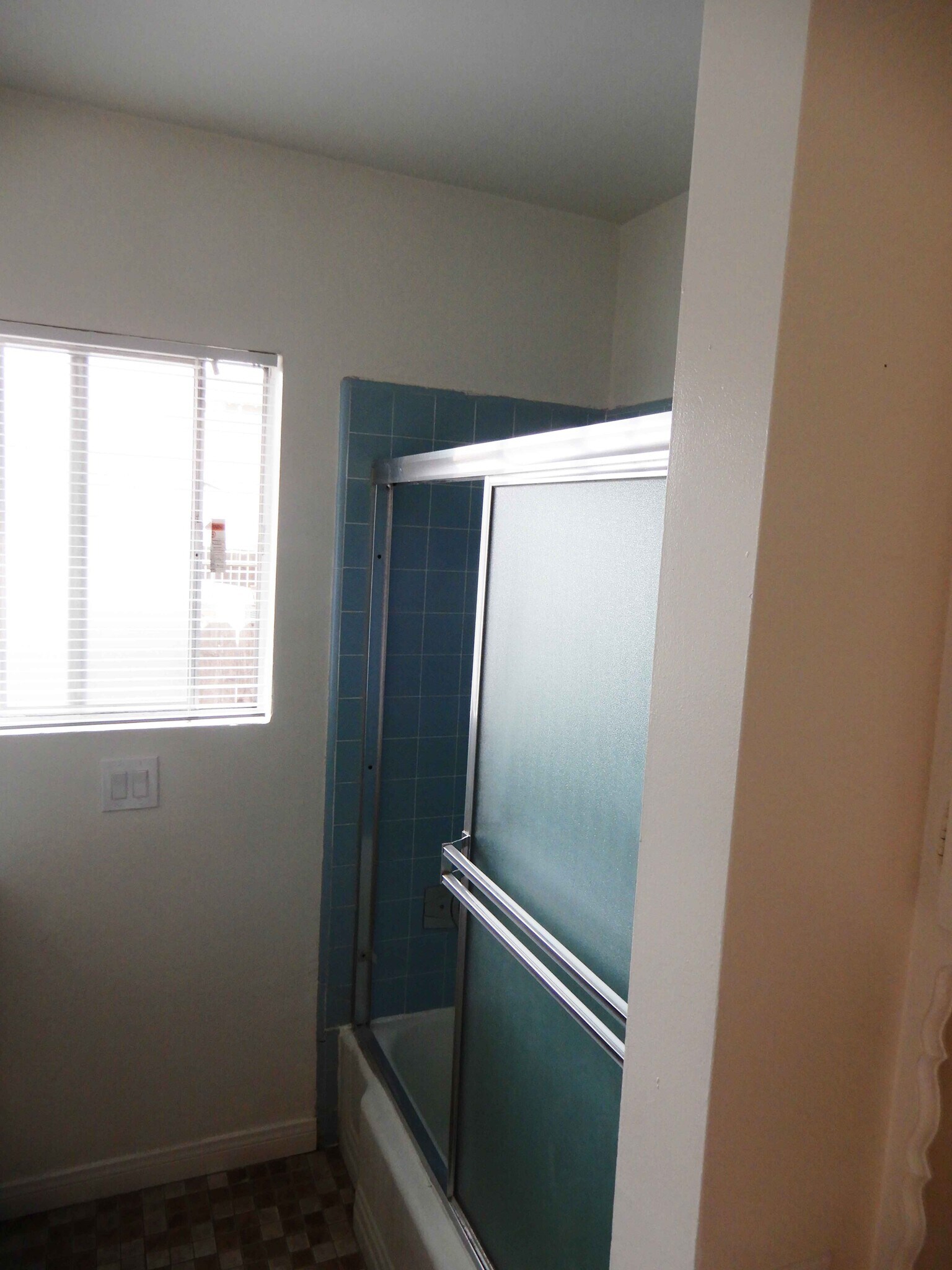 Building Photo - 5326 Lincoln Ave