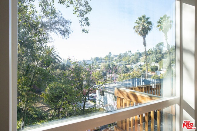 Building Photo - 2210-2214 Echo Park Ave