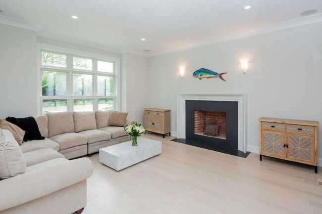 Building Photo - 74 Post Ln