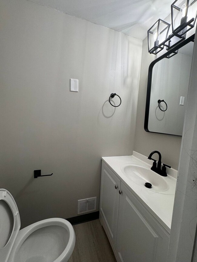 Building Photo - For Rent: 2 BD | 1.5 BTH | Garage | Spacio...