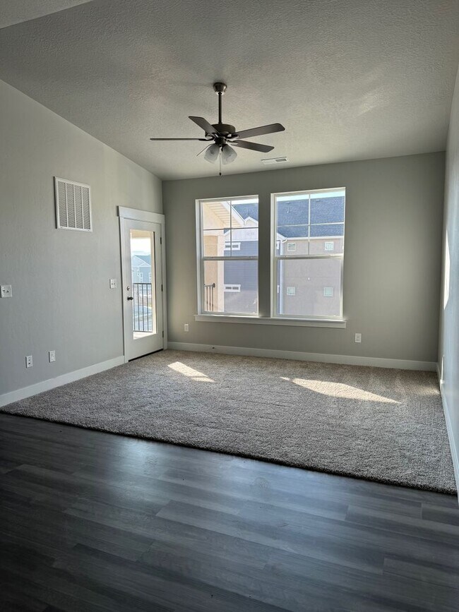 Building Photo - 3 bed/2bth 1 car Garage!!!
