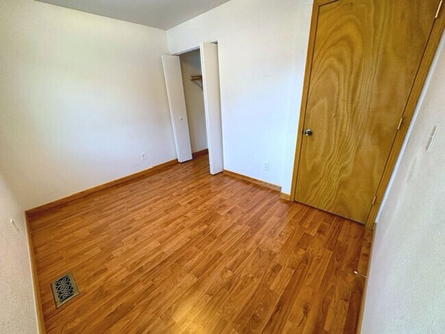 Building Photo - South Anchorage Home with Fenced in Yard & In Unit Laundry