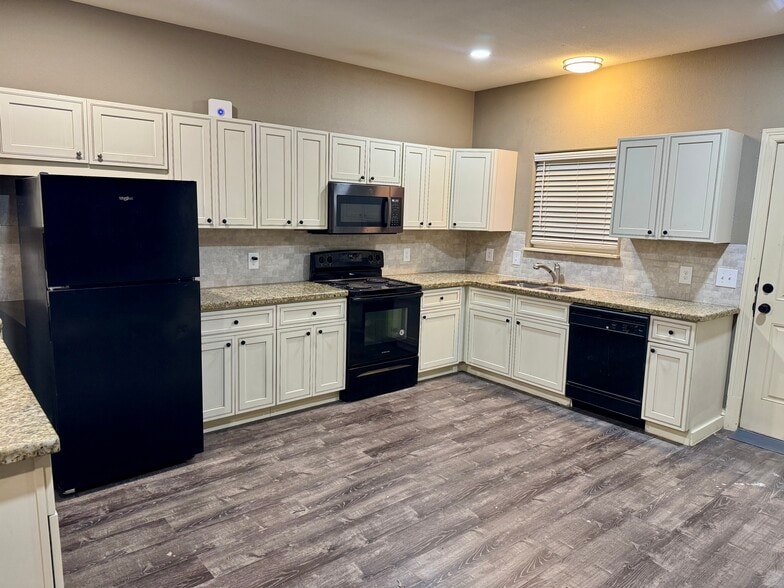 Fully-furnished kitchen with plenty of cabinets and modern appliances - 10314 Sierra Dr