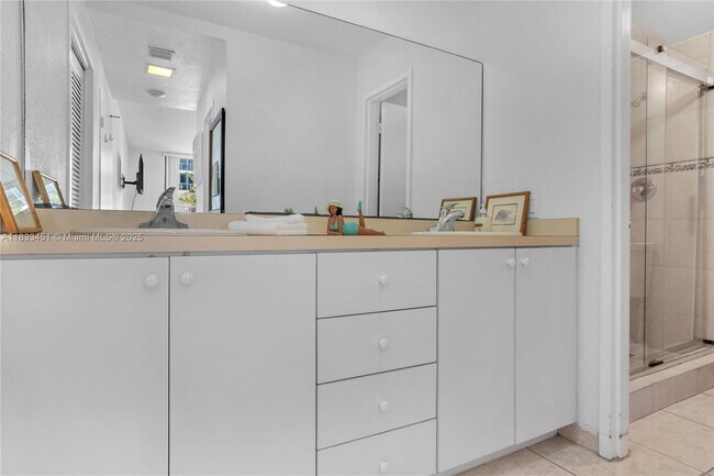 Building Photo - 3505 S Ocean Dr