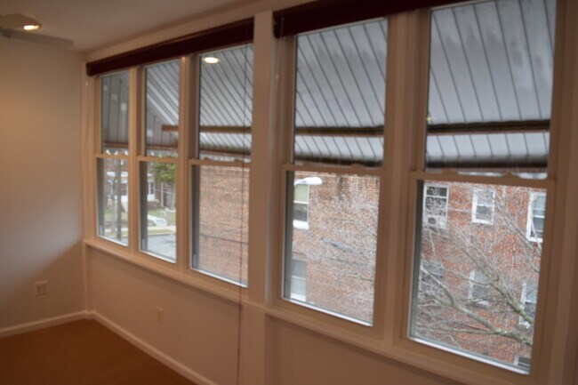 Building Photo - Regal Rowhome! 3 Beautiful Finished Levels!