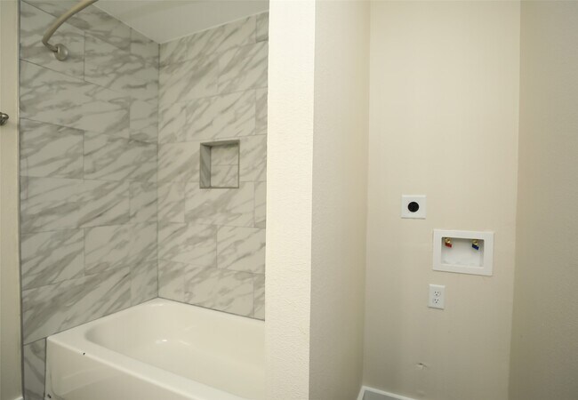 Building Photo - 5504 La Branch St