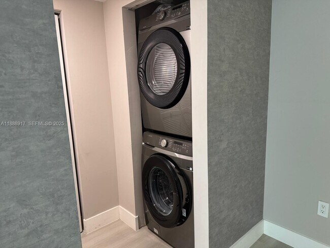 Building Photo - 41 SE 5th St