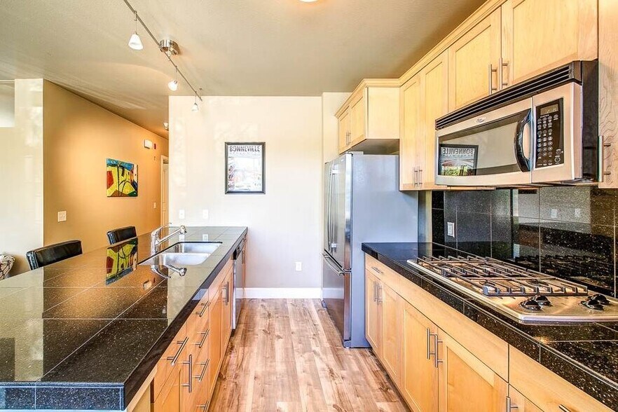 Building Photo - 406 S 13th St