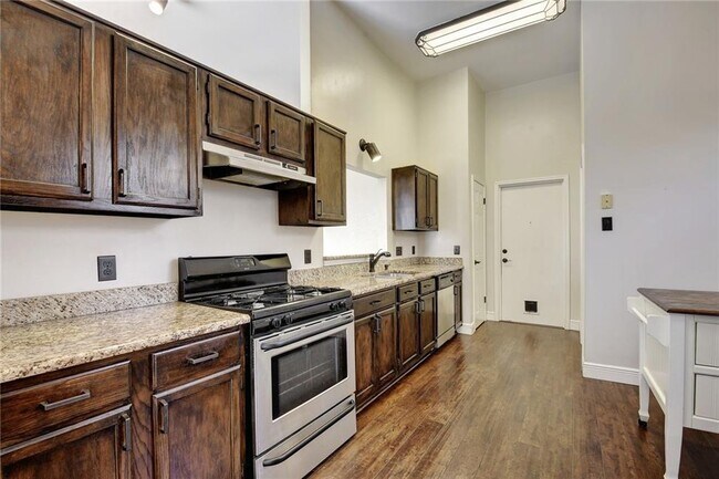 Building Photo - 15811 De Peer Ave