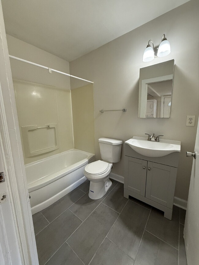 Building Photo - "Charming 1-Bedroom Apartment in a 4-unit ...