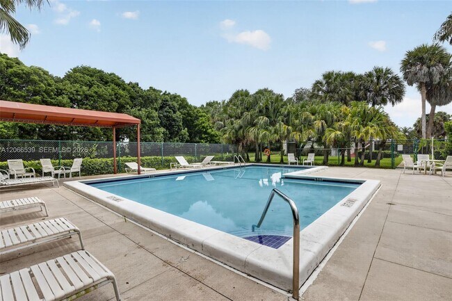 Building Photo - 359 Lakeview Dr