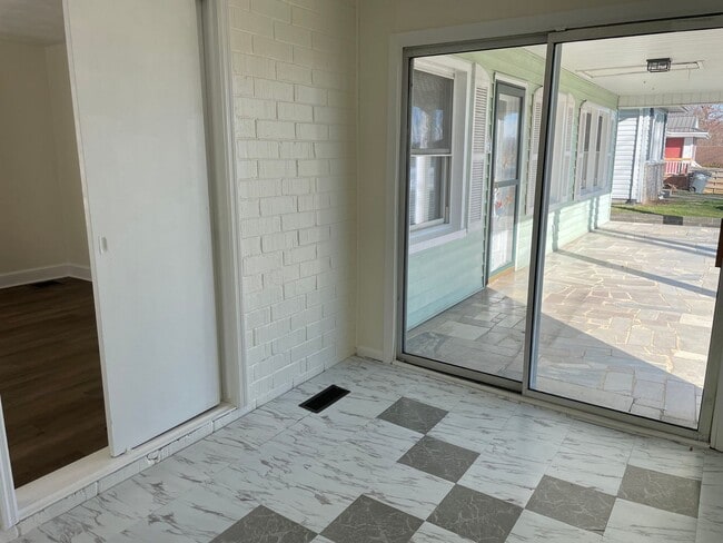 Building Photo - 435 Roan St