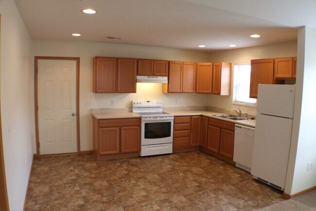 Building Photo - 2206 Shamrock Ln