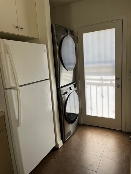 Refrigerator and washer dryer - 21050 Avenue San Luis