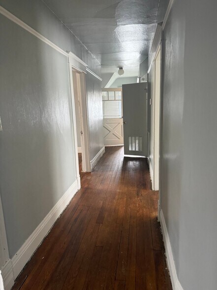 Building Photo - 616 W 6th St