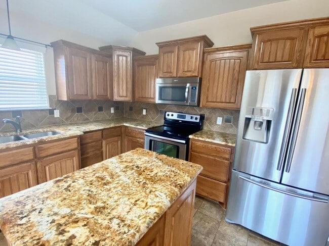 Building Photo - AVAILABLE NOW!