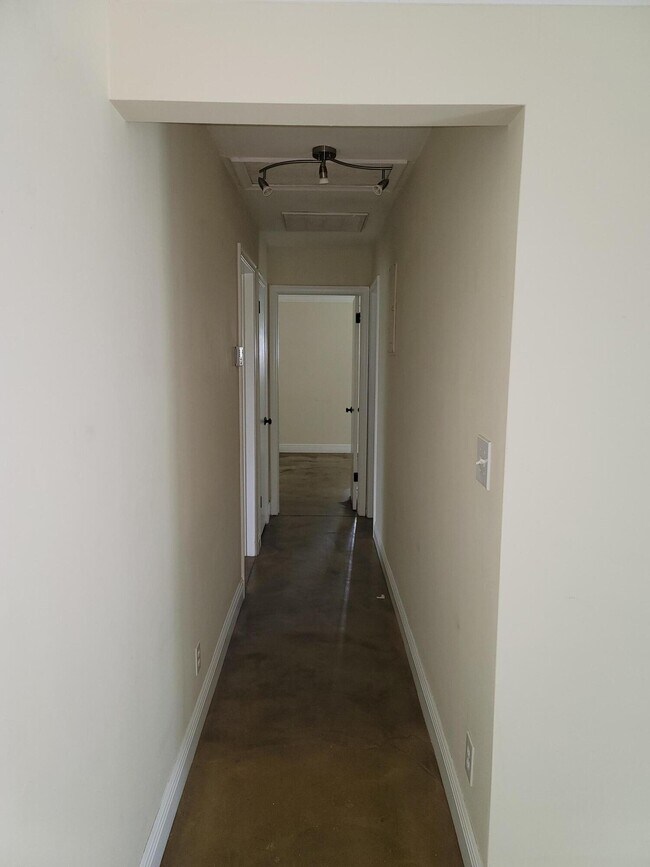 Building Photo - 1680 NE 34th Lane B Oakland Park Fl 33334