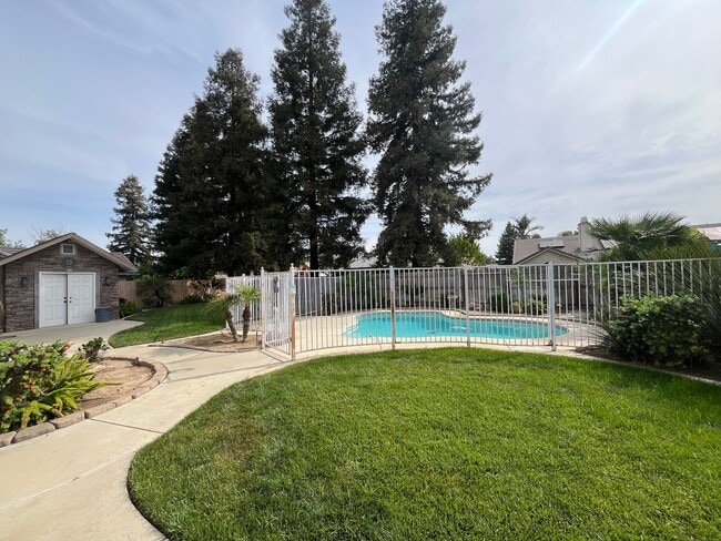 Building Photo - Beautiful Southside Visalia Home! Coming Soon!