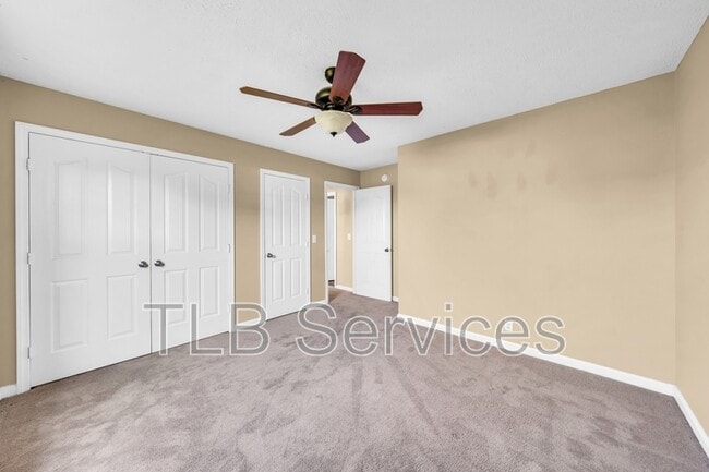 Building Photo - 211 Fall Creek Dr