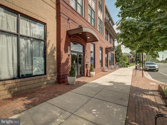 Building Photo - 1107 S Walter Reed Dr