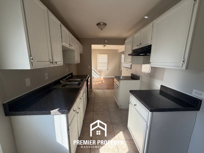 Building Photo - Charming 3BR Home in 38117- Hardwood Floors & Fenced Backyard