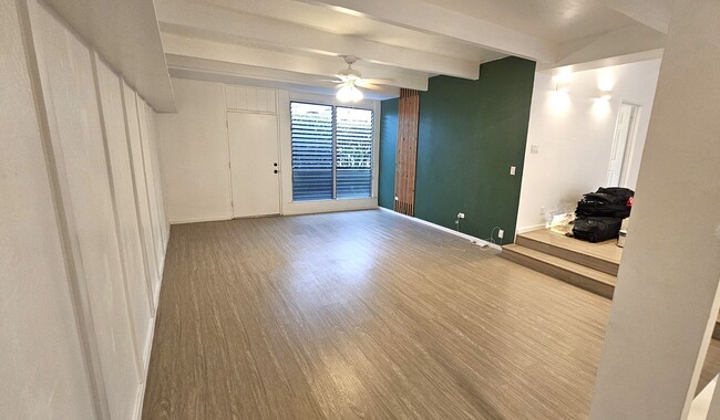 Building Photo - 5 bedroom, vaulted ceilings, breeze and gr...