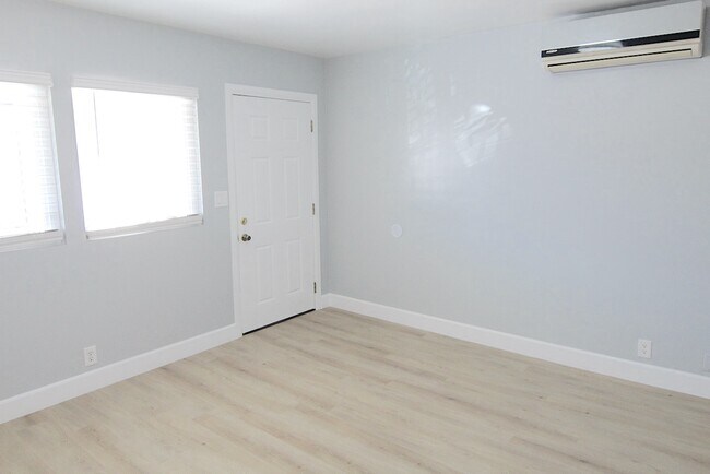 Building Photo - 3345 Del Mar Ave