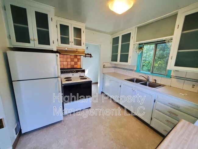 Building Photo - 152 SE Water St