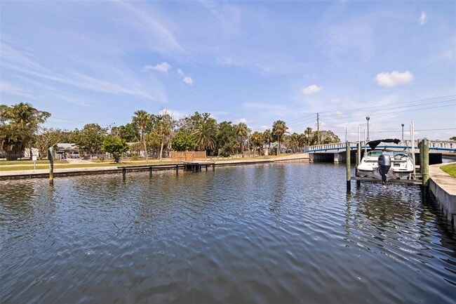 Building Photo - 3931 Pompano Dr SE