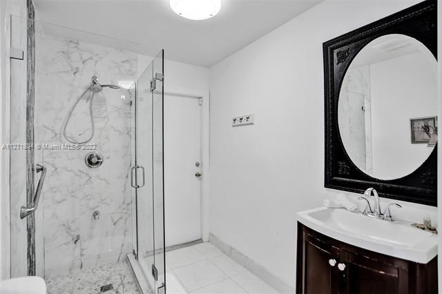 Building Photo - 8370 N Kendall Dr