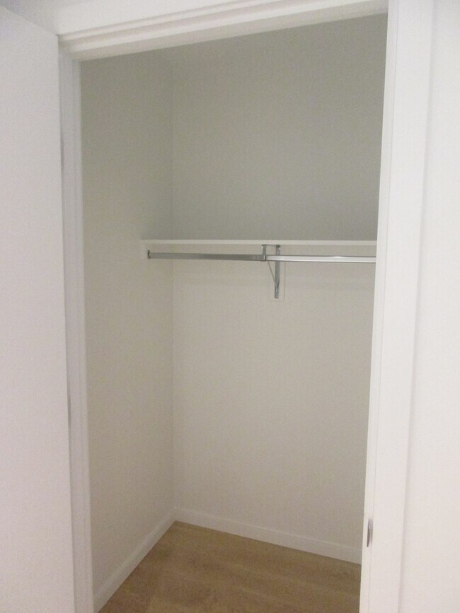 Building Photo - Vista Condominiums - 1 bedroom/1 bath Pearl District condo w/parking/storage/amenities/most utili...