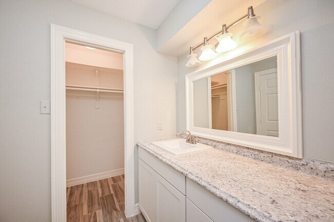 Building Photo - 15723 Creekhaven Dr