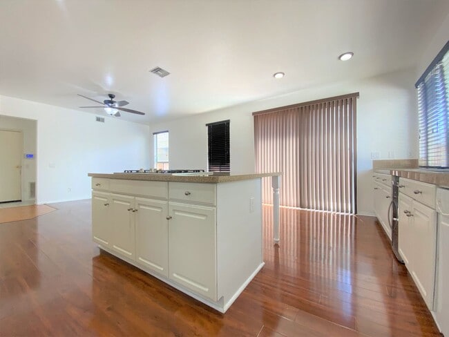Building Photo - Spectacular 4 bd. 3 bath home in prime Dis...
