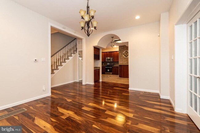 Building Photo - 724 E Locust Ave