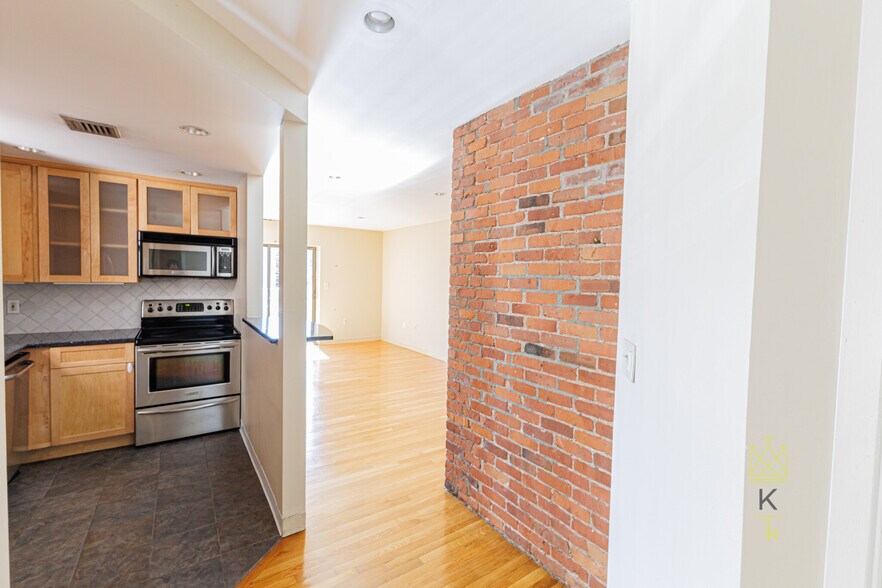 Building Photo - 90 Gainsborough St