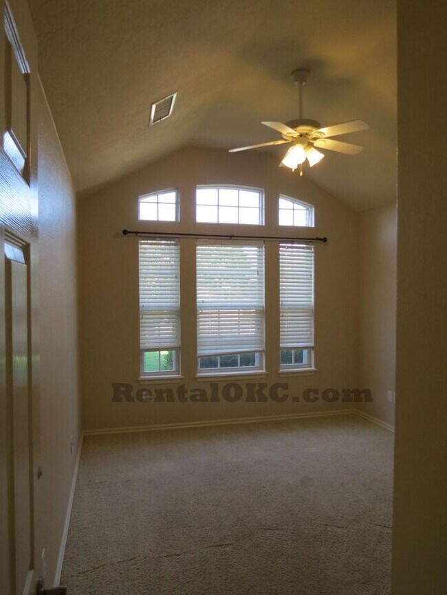 Building Photo - Moore 3/2 bed plus office and a storm shel...