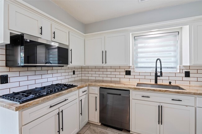 Building Photo - 4034 Shady Springs Dr