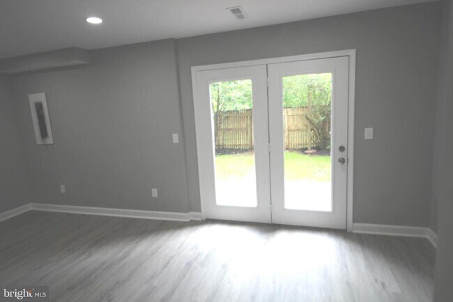 Building Photo - 1029 Kings Ct