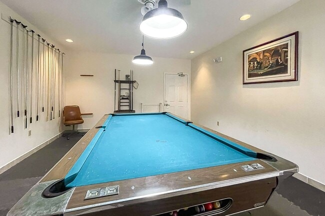 Building Photo - Conveniently located Unfurnished 2-bed, 2-...