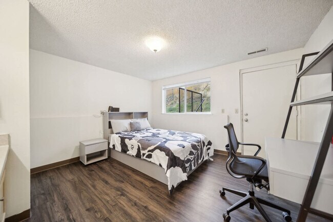 Building Photo - 1555 NE Merman Dr