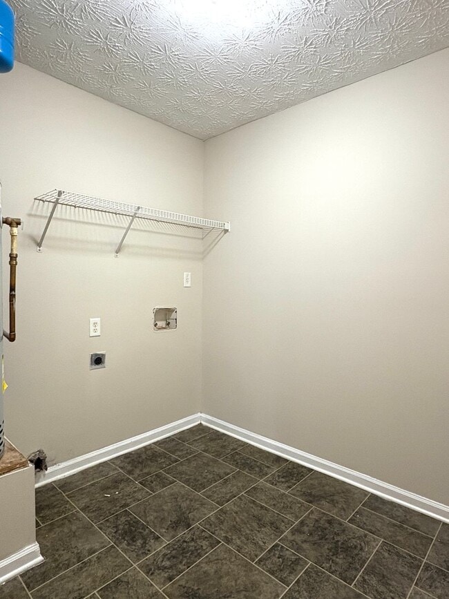 Building Photo - Spacious Townhouse with Convenient Location