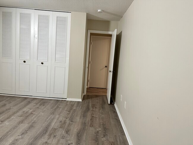 Building Photo - 2 Shrewsbury Green Dr