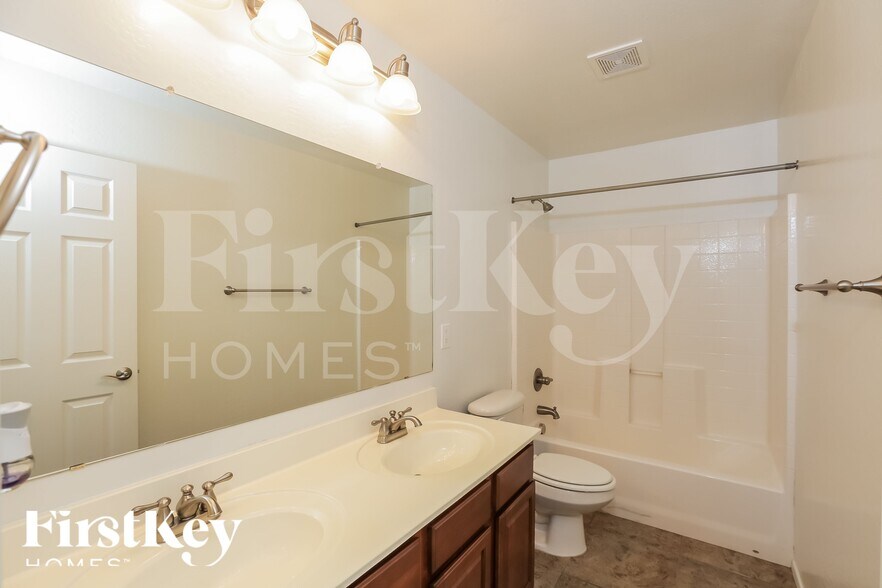 Building Photo - 2639 W Tamarisk Ave