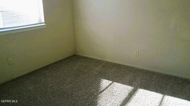 Building Photo - 3001 E Glen Dr