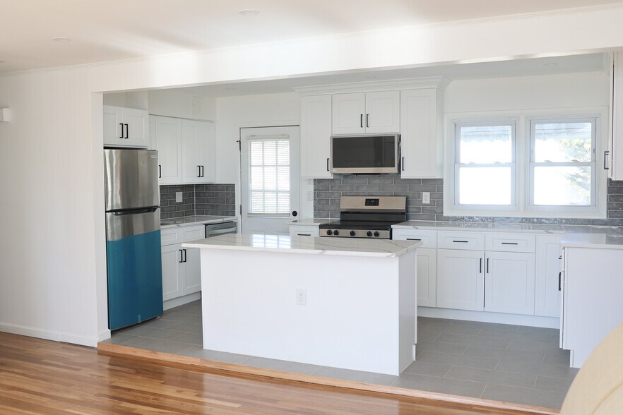 Building Photo - 104 E Gates Ave