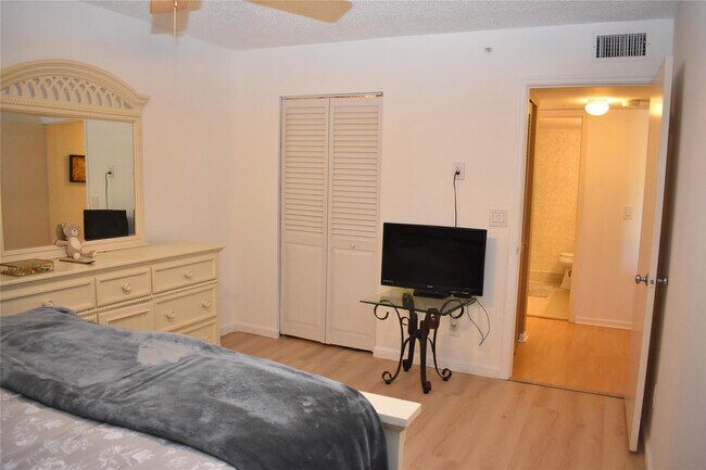 Building Photo - 1350 SE 3rd Ave